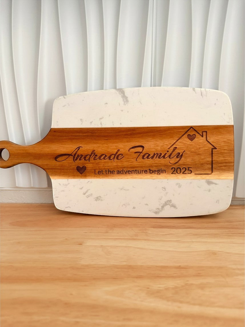 Kintoir personalized wooden and marble cutting board with Andrade Family engraving and house icon for housewarming